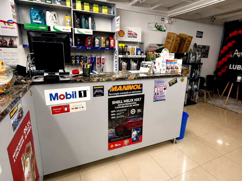 Mesón y lubricantes en LYR Lubricentro